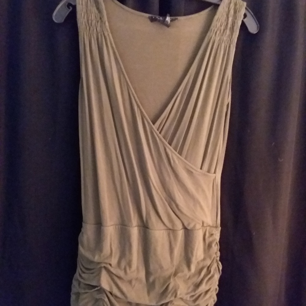 WOMANS LAUNDRY GREEN TOP